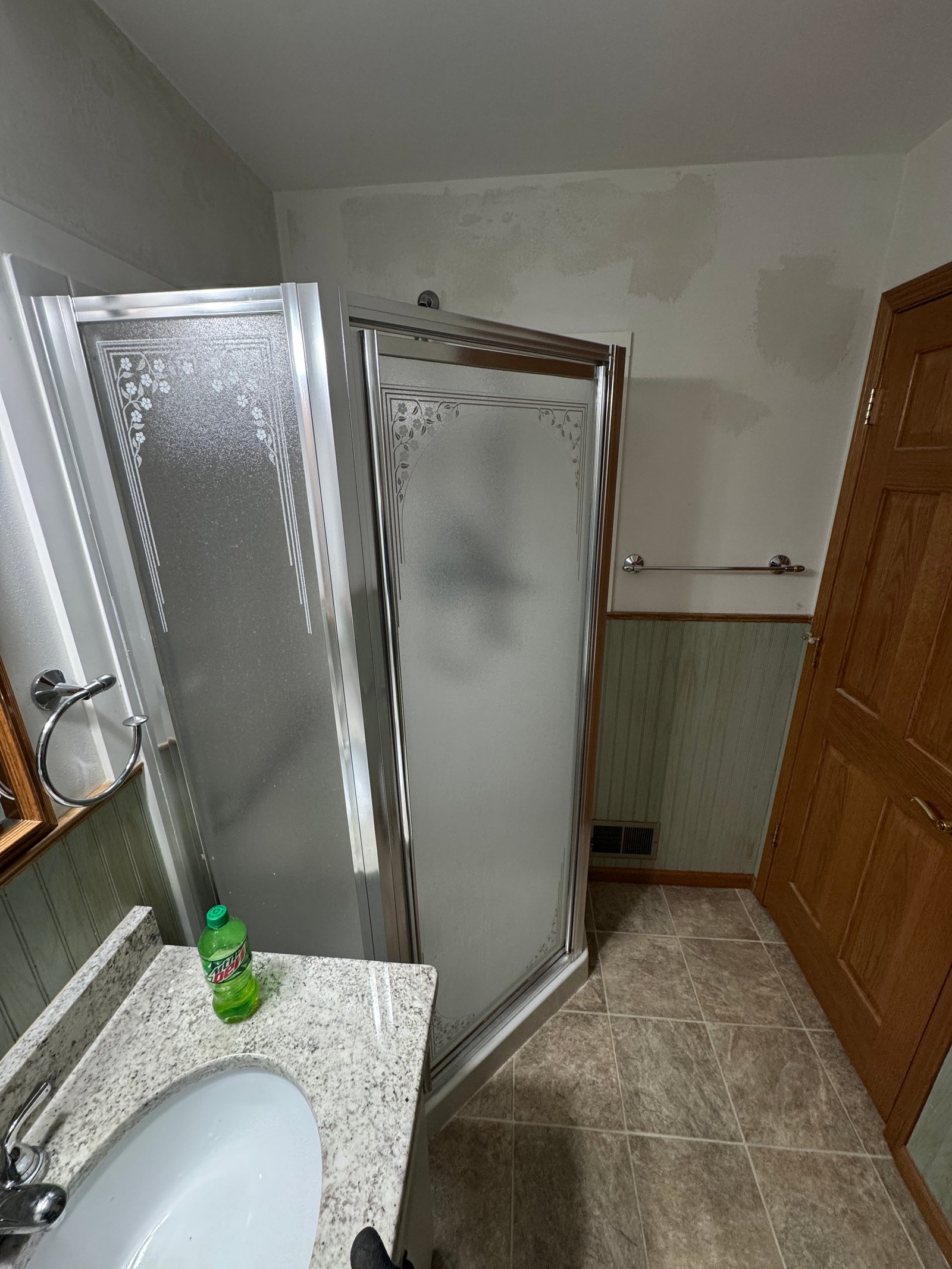 Bathroom before remodel 14